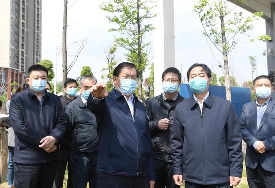 王忠林、周先旺走进泵站,嘱咐有关部分要做好抽排、电力等装备平安检查。长江日报记者周超 摄