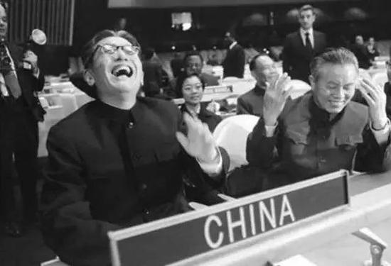 这张照片大家一定不陌生。这是1971年11月15日,时任副外长乔冠华(图左)率中华人民共和国代表团出席联合国大会。