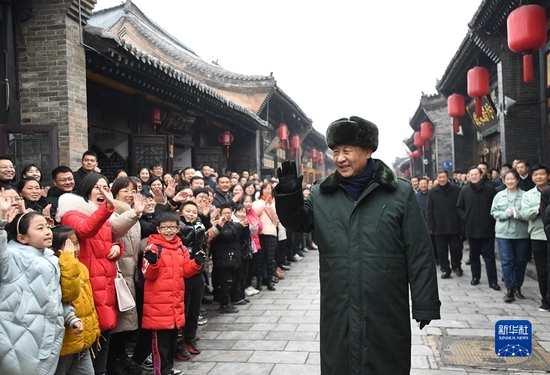 1月26日至27日,中共中央总书记、国家主席、中央军委主席习近平来到山西,看望慰问基层干部群众。这是27日上午,习近平在平遥古城向现场群众挥手致意,给大家拜年。新华社记者 燕雁 摄