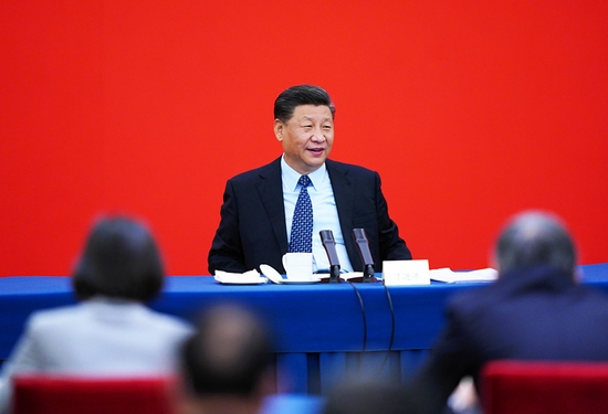 2020年5月23日,习近平总书记看望参加全国政协十三届三次会议的经济界委员,并参加联组会,听取意见和建议。