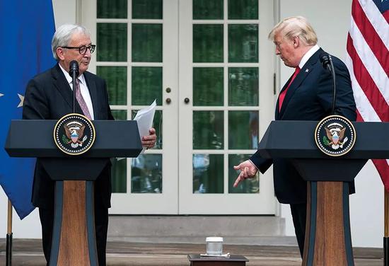  2018年7月25日，在美国华盛顿白宫，美国总统特朗普（右）和欧盟委员会主席容克出席联合记者会。图/视觉中国