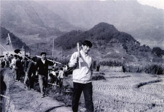 1989年12月2日,时任中共宁德地委书记的习近平带领地直机关千余名干部到宁德县南漈水利工地参加清沟排障修整水渠劳动。 新华社发