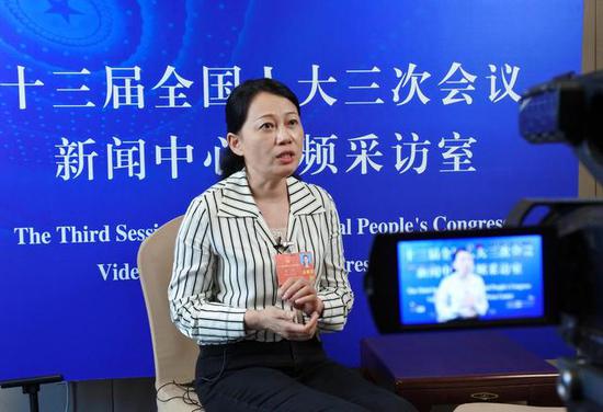 天下人大代表方燕说,这次提请人代会审议的民法典草案,回应热门关怀,全方位保护人民权利,对付推进全面依法治国意义庞大。新华社记者 吴雨 摄