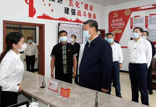 9月16日至18日,中共中央总书记、國度主席、中央军委主席习近平在湖南观察。这是16日下昼,习近平在郴州市汝城县文明瑶族乡沙洲瑶族村办事中央,领会基层大众办事事情情形。
