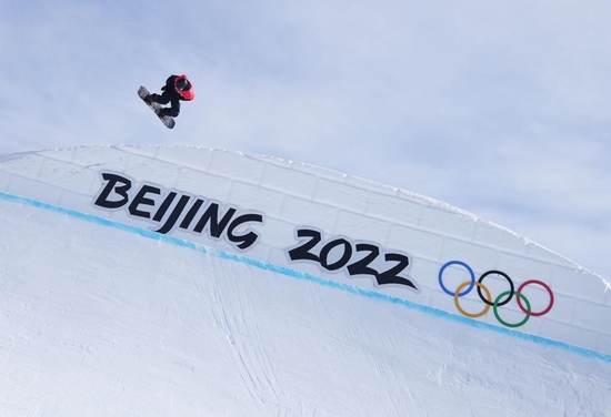 2月7日，中国选手苏翊鸣在单板滑雪男子坡面障碍技巧决赛中获得银牌。新华社记者费茂华摄