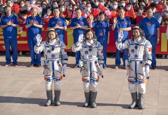 6月5日,神舟十四号载人飞行任务航天员乘组出征仪式在酒泉卫星发射