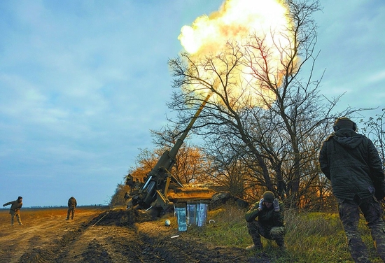 11月9日，乌克兰军队在赫尔松地区发射火炮。（IC photo）