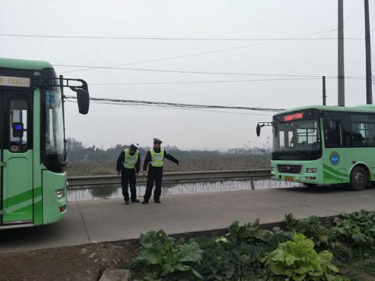 修文派出所民警在乡村道路上疏导交通