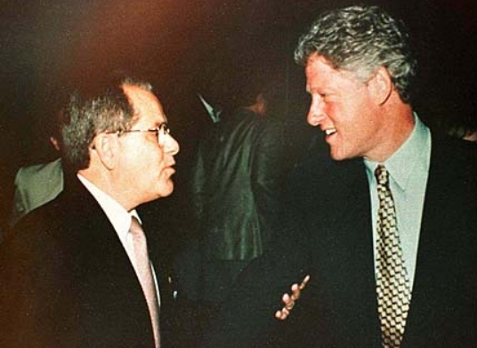  ·老馬斯（左）與克林頓。