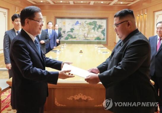 郑义溶向金正恩转交文在寅亲笔信。(图源:韩联社)