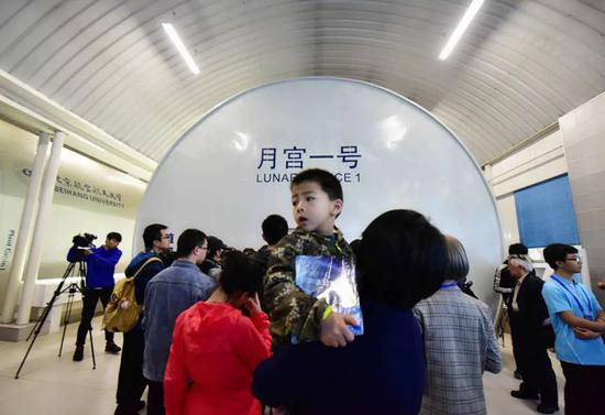 很多家长带着孩子前来感受太空生存实验。