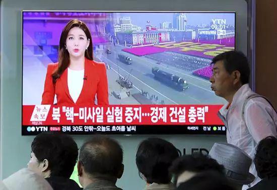 朝鲜决定自4月21日起停止核试验和洲际弹道导弹发射试验。图为韩国民众关注电视报道。东方IC 图