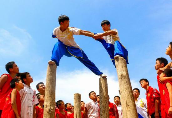 2018年5月14日，河北邯郸鸡泽县合明文武学校的学生在梅花桩上练习梅花拳。新华社记者王晓摄