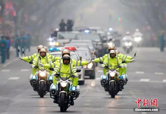 当地时间26日中午,金正恩的车队驶向即将下榻的美利亚酒店。