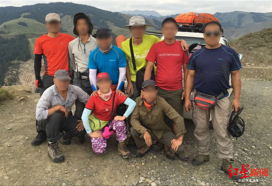 其中一次户外留影,蹲着的红衣者即“江城子-1”