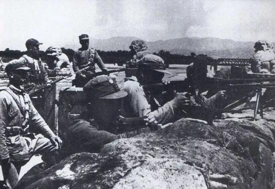 ▲1937年7月7日，驻华日军发动“七七事变”（又称“卢沟桥事变”），开始全面侵华。这是中国军队在卢沟桥抗击日军的进攻。 新华社发
