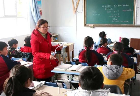 发现学生迟到，老师一个举动救两人！