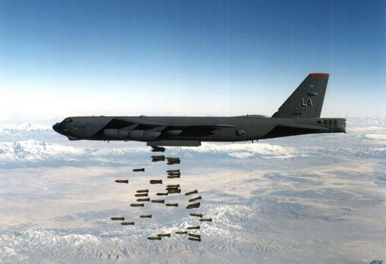 美军B52轰炸机在阿富汗上空轰炸塔利班军事目标