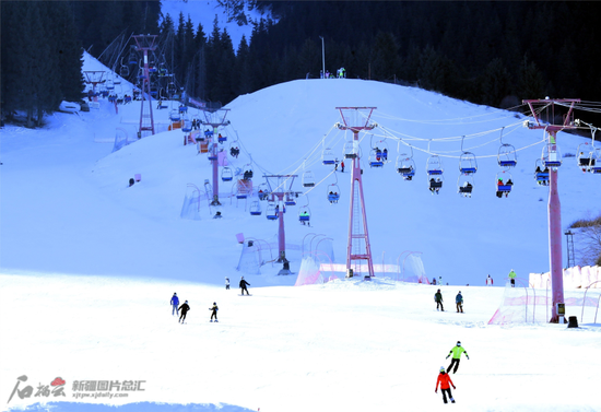 12月26日，游客在位于乌鲁木齐市南山的丝绸之路国际度假区滑雪场滑雪休闲。张秀科摄