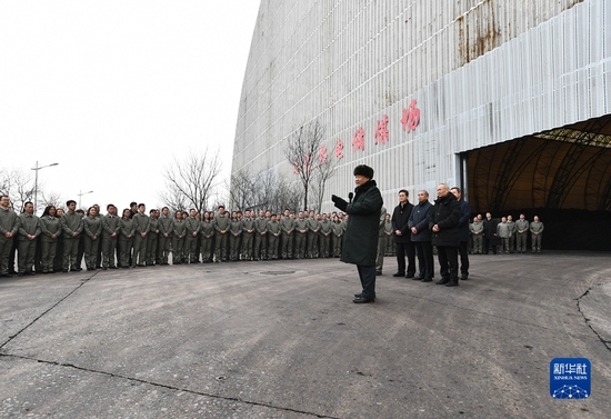 1月26日至27日,中共中央总书记、国家主席、中央军委主席习近平来到山西,看望慰问基层干部群众。这是27日下午,习近平在山西瑞光热电有限责任公司考察调研时同企业职工亲切交流。新华社记者 谢环驰 摄