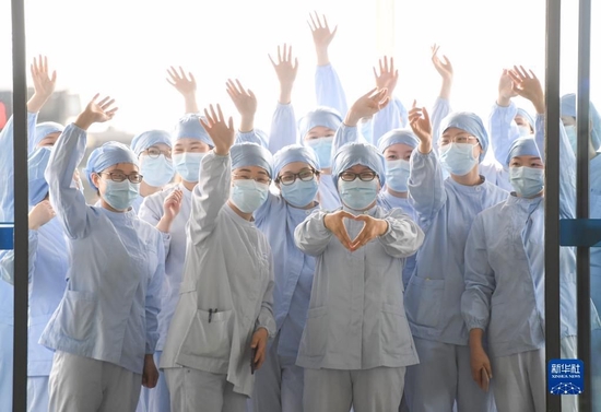 武汉市第一医院部分医护人员在武汉天河机场为广东第14批援鄂医疗队送行（2020年3月23日摄）。新华社记者 陈晔华 摄