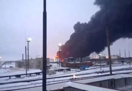 3月13日，俄羅斯梁讚地區一座煉油廠遭烏克蘭無人機襲擊/ 觀察者網影片截圖