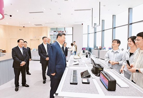 2025年4月29日,中共中央總書記、國家主席、中央軍委主席習近平在上海考察。這是習近平在位於徐彙區的上海「模速空間」大模型創新生態社區人工智能產品體驗店考察。 新華社記者 謝環馳/攝
