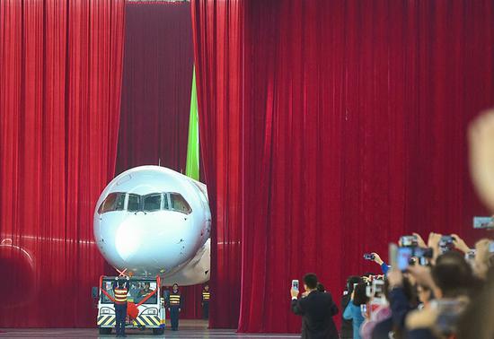 我国自主研制的C919大型客机首架机,在中国商飞公司总装制造中心浦东基地厂房内正式下线(2015年11月2日摄)。新华社发(裴鑫 摄)