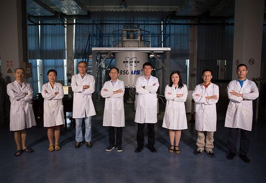 王文超、张欣、张钠、王俊峰、刘青松、刘静、林文楚、任涛(从左至右)在中科院合肥物质科学研究院强磁场科学中心(2017年8月17日摄)。哈佛“八博士”共聚合肥科学岛建起世界上最先进的强磁场实验装置的故事,是近年来“归国圈里”的美谈。新华社记者 郭晨 摄