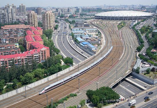 中国标准动车组“复兴号”G123次列车从北京南站首发(2017年6月26日摄)。新华社记者 邢广利 摄