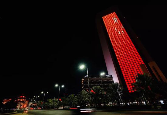 2018年7月18日夜晚拍摄的阿布扎比国家石油公司大楼。新华社记者 郑开君摄
