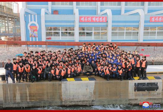 1543771362257715.jpg 金正恩与众人合影(朝中社)