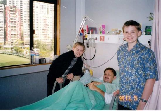 1999年潘维廉在香港一家医院接受癌症手术，和家人在一起。