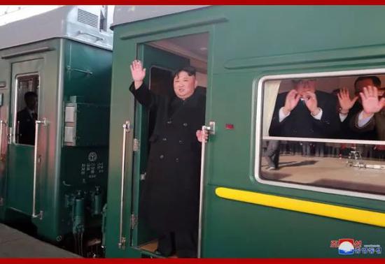 ▲金正恩站在列車上揮手致意(朝中社)