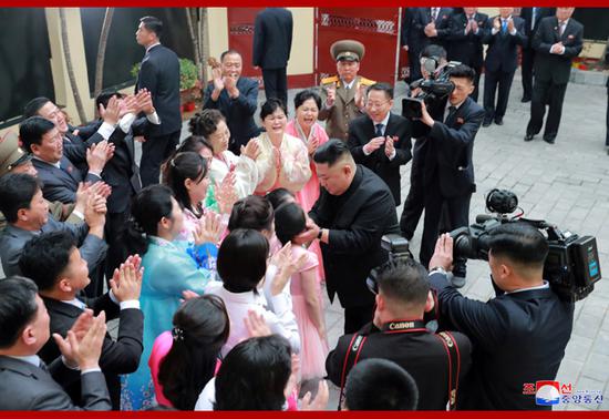 朝中社：金正恩访朝驻越南大使馆 与众人亲密合影