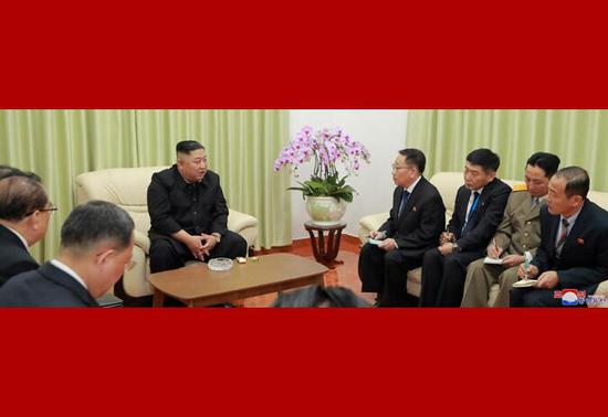 金正恩与使馆工作人员交流。(朝中社)