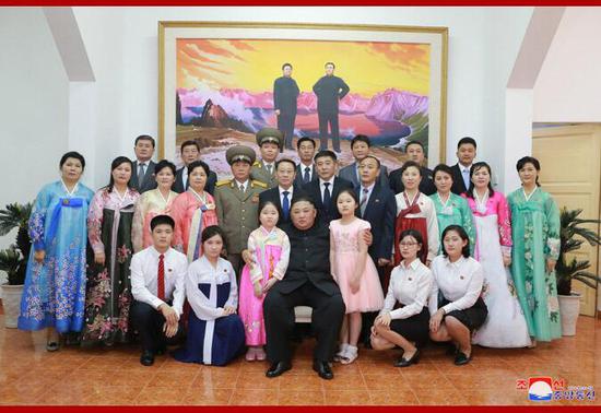 金正恩与使馆工作人员及其家属合影。(朝中社)