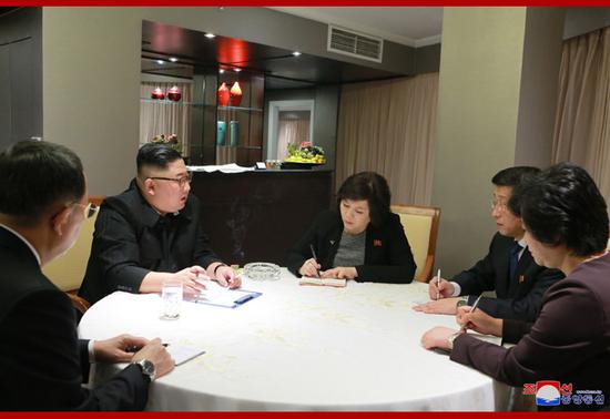 金正恩听取工作代表团的汇报。(朝中社)