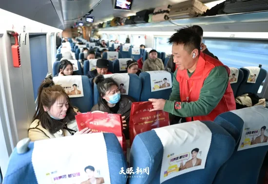  2月9日，隨車誌願者為返鄉乘客送上春節禮包。