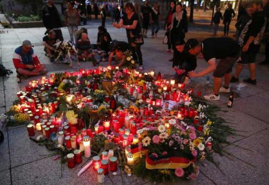 (德国开姆尼茨街头悼念受害者 图片来源：《明镜》周刊)