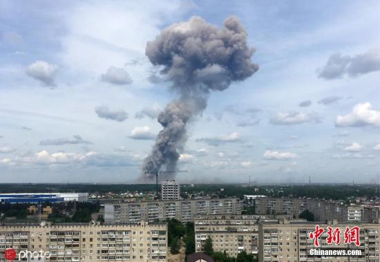 当地时间2019年6月1日,俄罗斯捷尔任斯克市,一家生产TNT的工厂车间发生爆炸,爆炸造成附近居民楼多间住宅的窗户玻璃破损。图为现场浓烟滚滚。图片来源:ICphoto