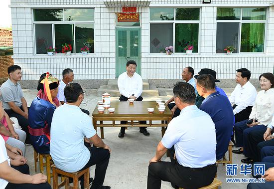 7月15日至16日,中共中央总书记、国家主席、中央军委主席习近平在内蒙古考察并指导开展“不忘初心、牢记使命”主题教育。这是15日下午,习近平在赤峰市喀喇沁旗河南街道马鞍山村村民张国利家,同基层干部群众代表座谈交流。 新华社记者 谢环驰 摄