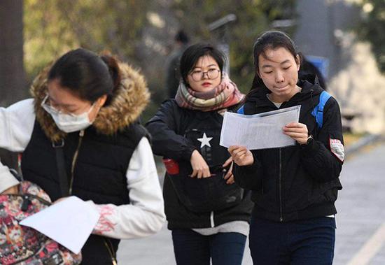 考生们准备好有效证件入场。