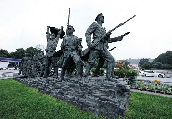 2021年7月4日，辛亥革命博物馆广场上的“走向共和”大型铜像。