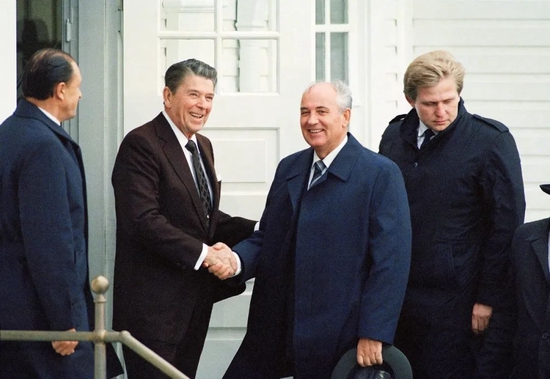 时任美国总统里根（左）与戈尔巴乔夫（右）