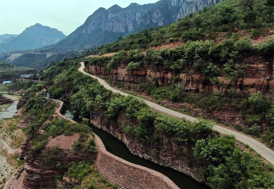这是蜿蜒穿行于太行山间的红旗渠总干渠(2019年7月4日摄,无人机照片)。新华社记者 李安 摄