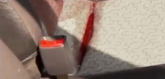 (图为坐位上的血迹 图源:《墨西哥毒品帝国》)