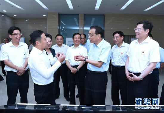 6月11日至12日,中共中央政治局常委、国务院总理李克强在湖南衡阳、长沙考察。这是6月11日,李克强在湖南衡阳白沙洲工业园听取湖南特别是湘南承接产业转移情况汇报。新华社记者饶爱民摄