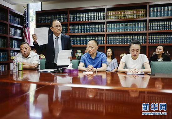 6月8日,美国洛杉矶,江玥的家人和律师邓洪(站立者)与媒体见面 图自新华社