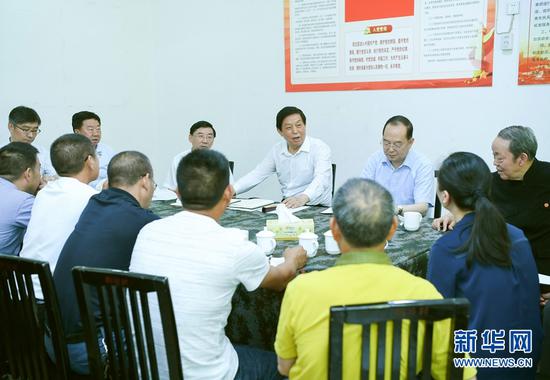 7月25日至28日,中共中央政治局常委、全国人大常委会委员长栗战书在福建调研。这是7月27日,栗战书在南平市政和县梅坡村同基层干部和群众唠家常、算收入、谈致富。 新华社记者 申宏 摄